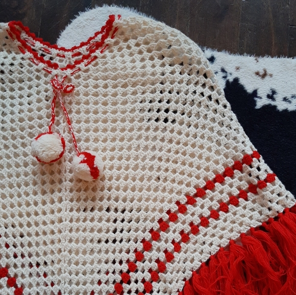 RED & WHITE cape - Picture 4 of 4